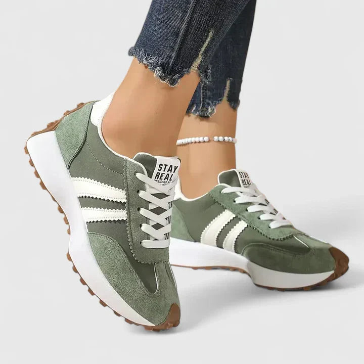 Fashionable women's lace-up casual sneakers in retro white, versatile and comfortable for walking and everyday.
