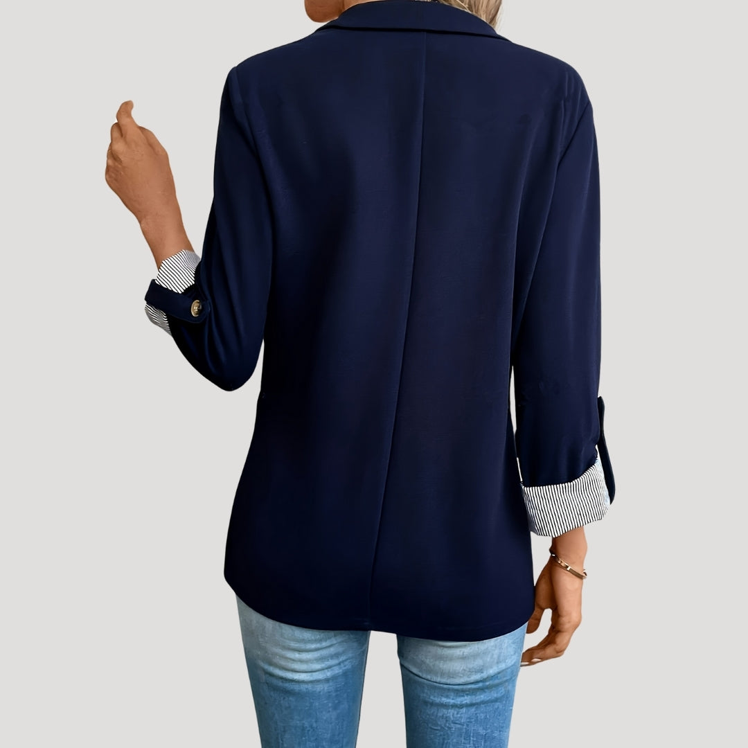 Lightweight women's tailored jacket, single-breasted, featuring stylish roll-up sleeves for versatility