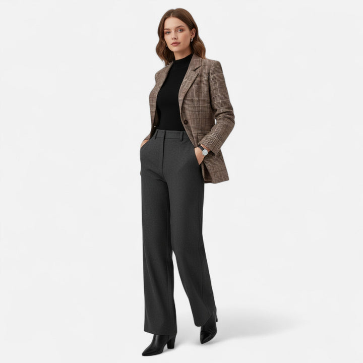 Elegant women's plaid blazer, single-breasted and tailored for a modern fit, perfect for professional or fashion looks.