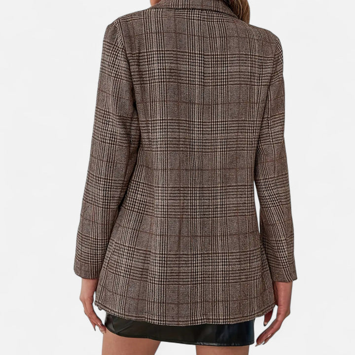 Sophisticated women's single-breasted plaid blazer, a tailored jacket for a chic, modern professional or casual outfit.