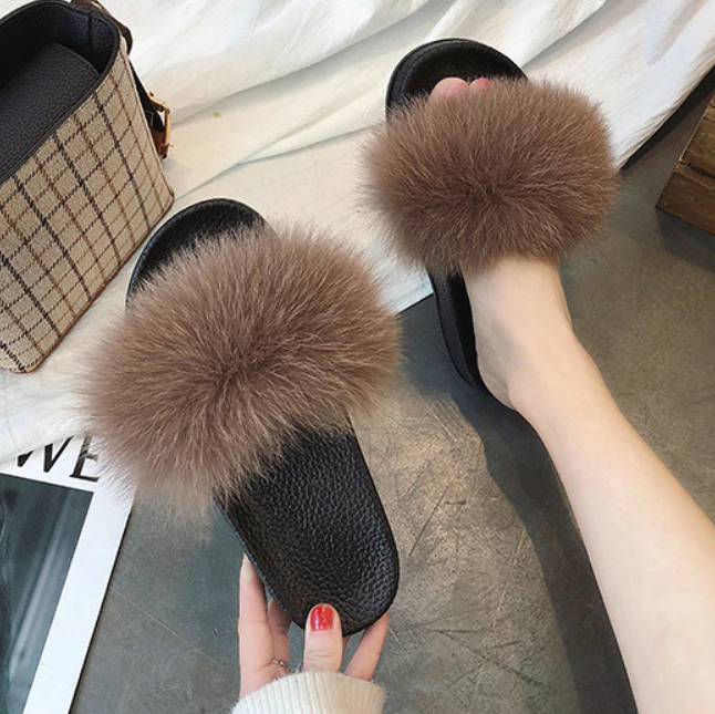 Soft plush women's open-toe slippers, fluffy and comfortable for luxurious indoor-outdoor slides.