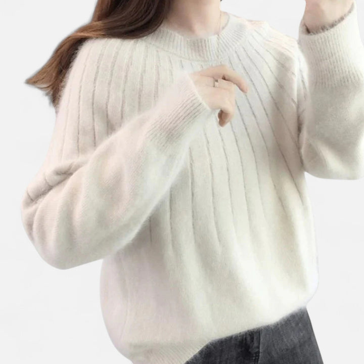 Elegant women's sweater, soft knit pullover, comfortable and versatile for everyday fashion.