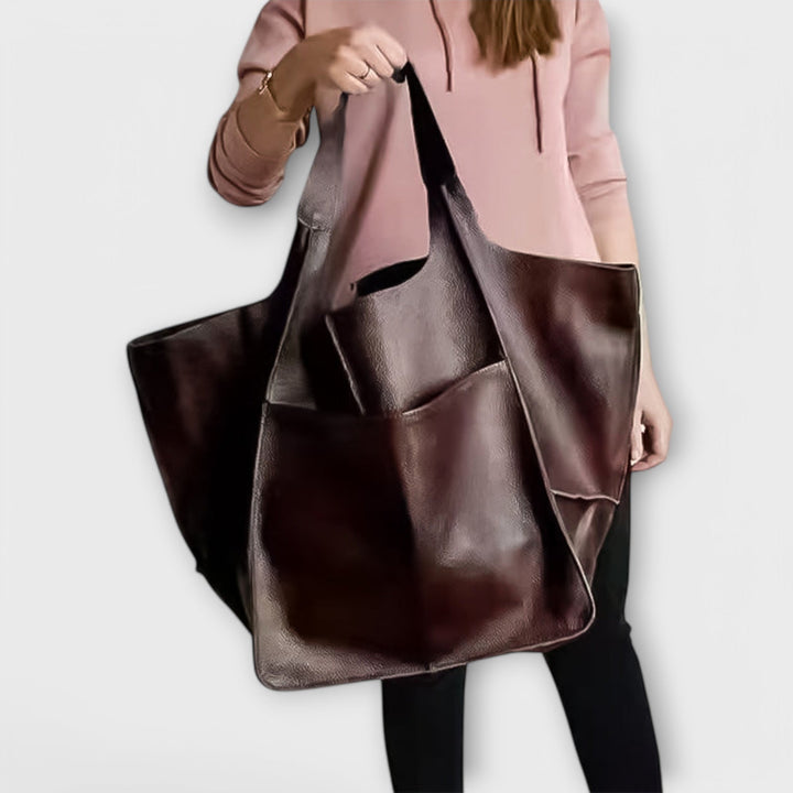 Classic women's handbag, spacious and practical, an essential accessory for any casual outfit.