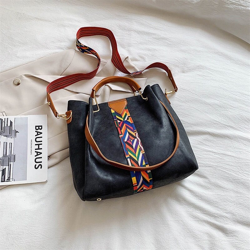 Versatile women's PU leather tote, a fashionable everyday carry bag suitable for any occasion.