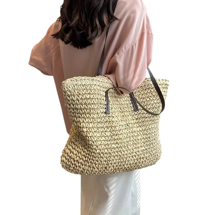 Casual women's summer tote bag, ideal for beach trips and carrying all your items.
