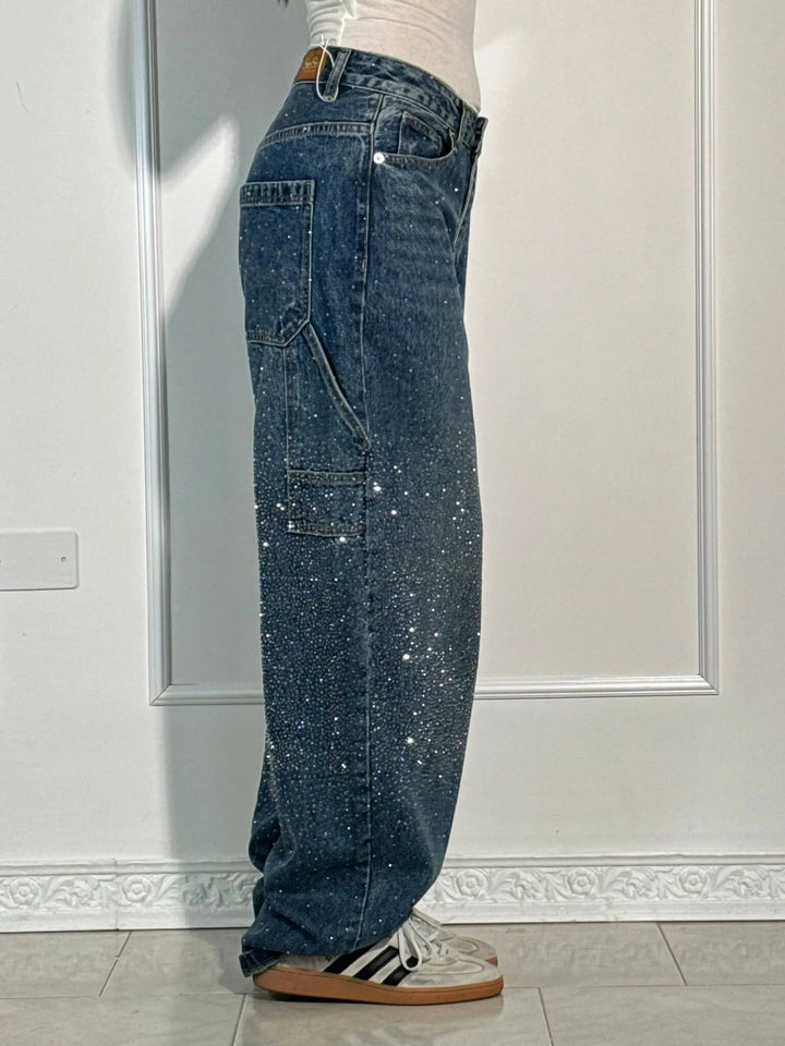 Stylish women's wide leg trousers in a flowing fabric, ideal for spring fashion and everyday wear.