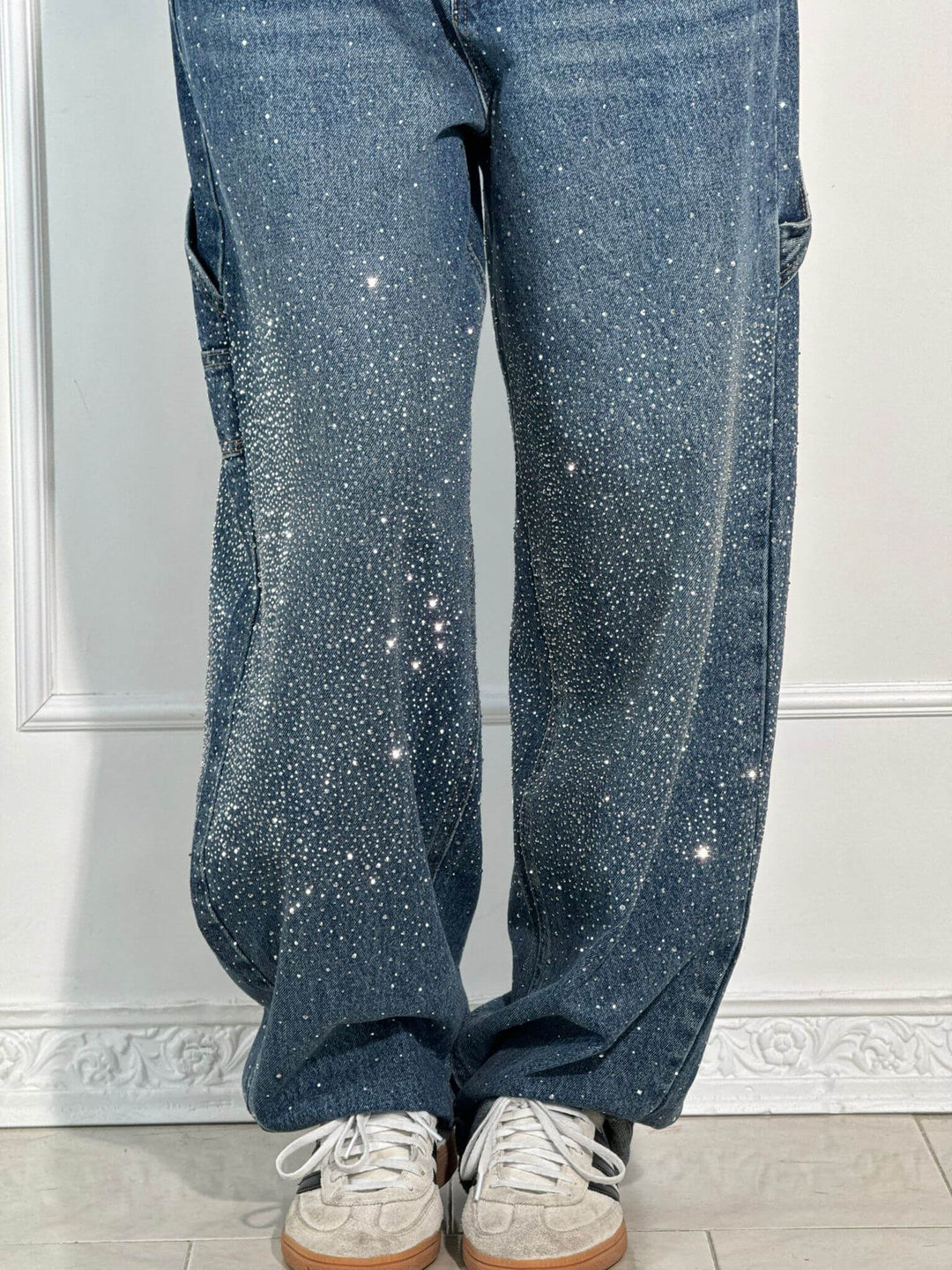 Casual women's wide leg pants in a soft material, designed for comfortable movement and spring outings.
