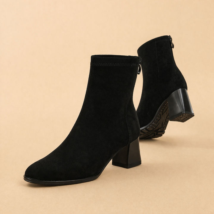 Durable women's ankle winter boots with a classic design, suitable for everyday comfort.