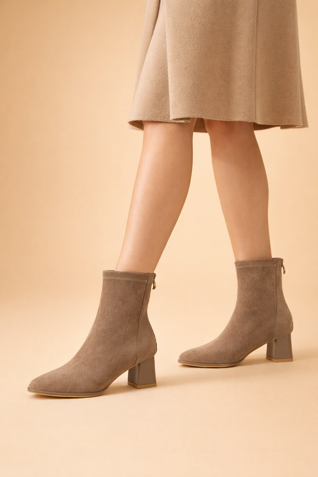 Women's stylish classic ankle boots, offering comfort & warmth for winter fashion.