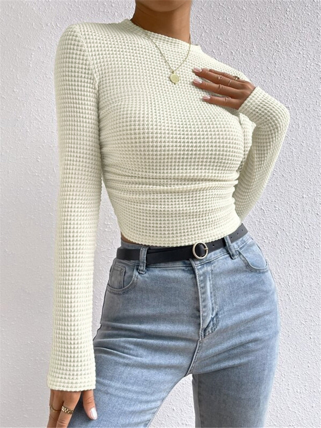 Fitted long sleeve crop top for women, featuring a round neck and casual summer style.