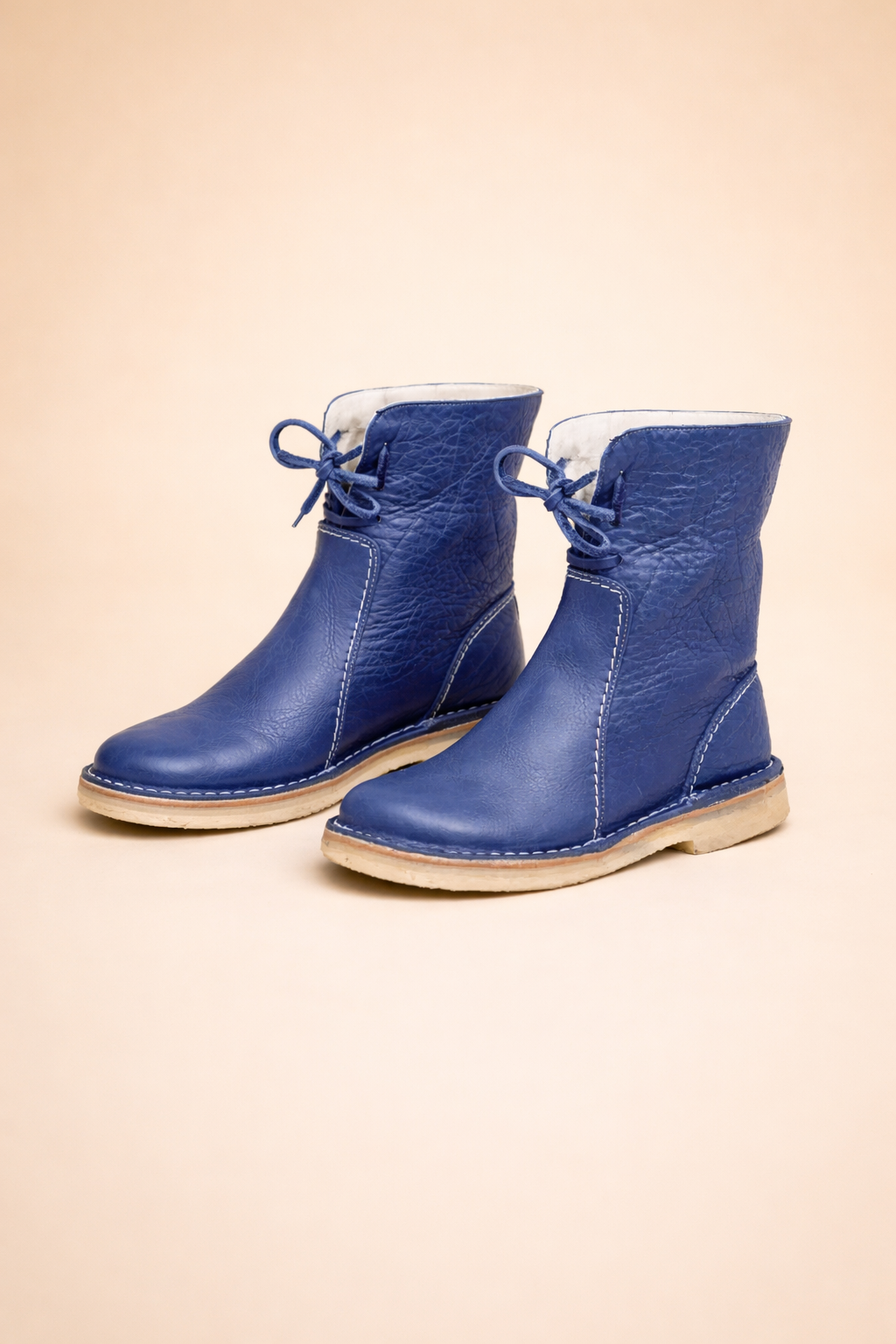 Women's stylish short snow boots for winter, warm & cozy, round toe, flat heel.