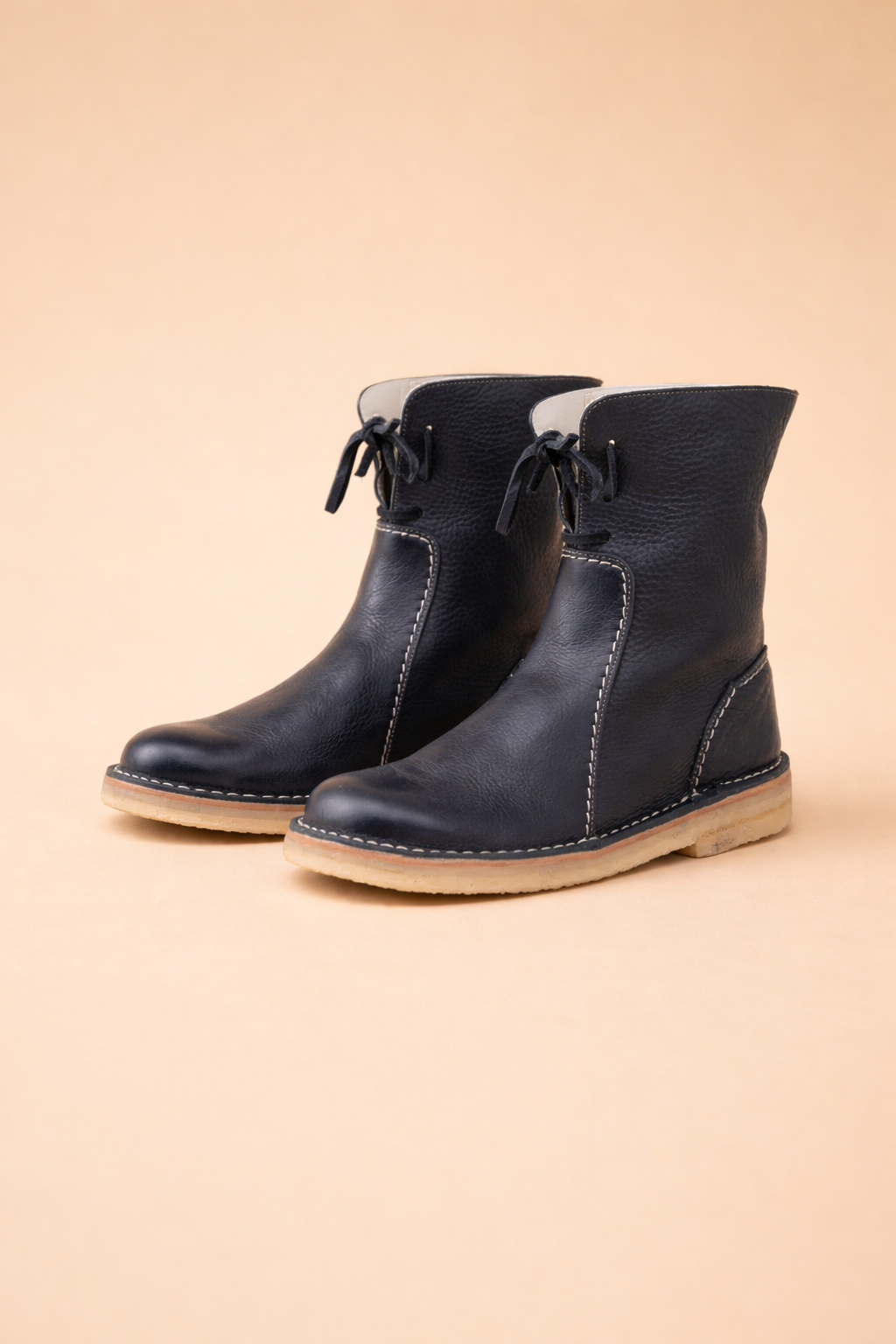 Women's warm snow boots, short & fashionable, ideal for winter comfort, flat heel, round toe.