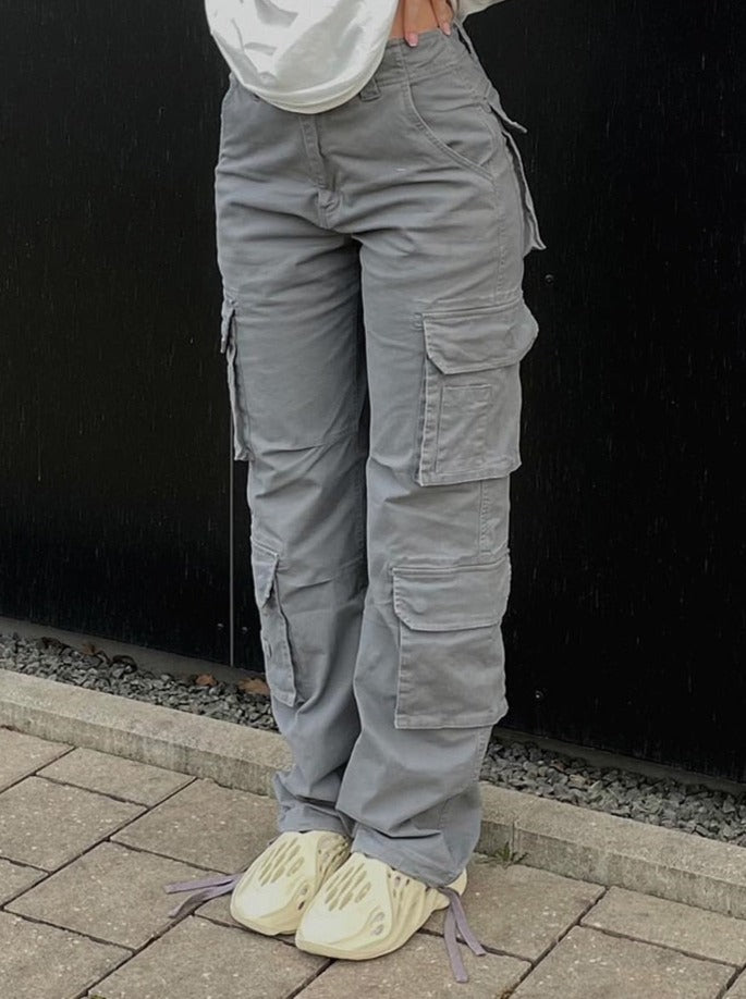 Women's stylish wide leg cargo pants featuring practical utility pockets for a modern streetwear look.