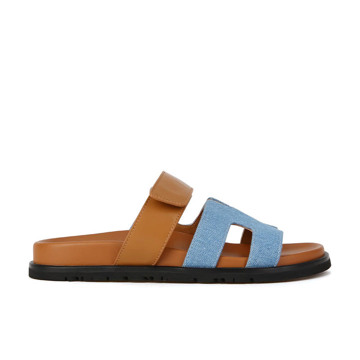 Women's beach-ready flat sandals with adjustable strap, ensuring comfort for long walks.