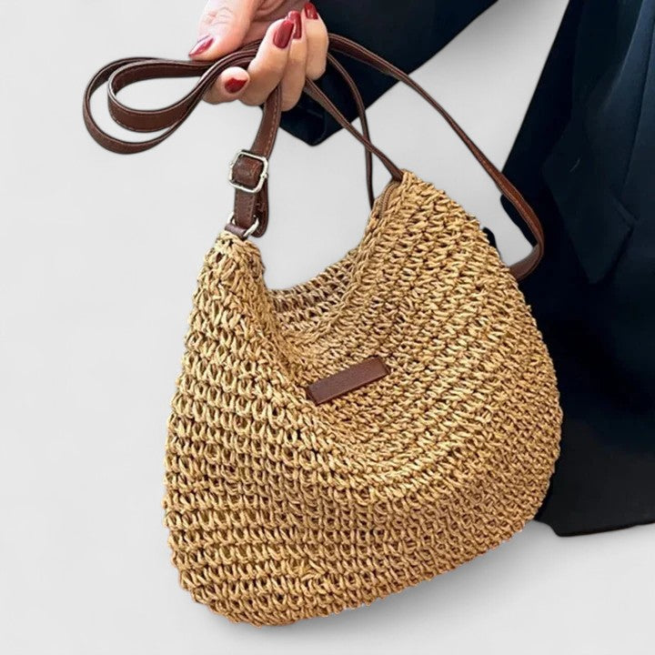 Fashionable women's summer shoulder bag with natural woven texture, relaxed style.