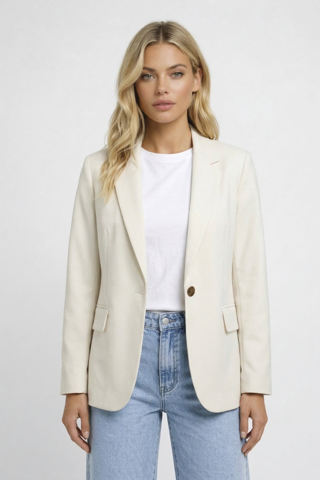 Back view of a women's tailored blazer, highlighting the impeccable cut and professional chic for smart casual.