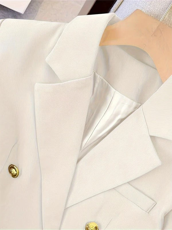 Fashionable women's tailored blazer, an elegant outerwear staple for various occasions