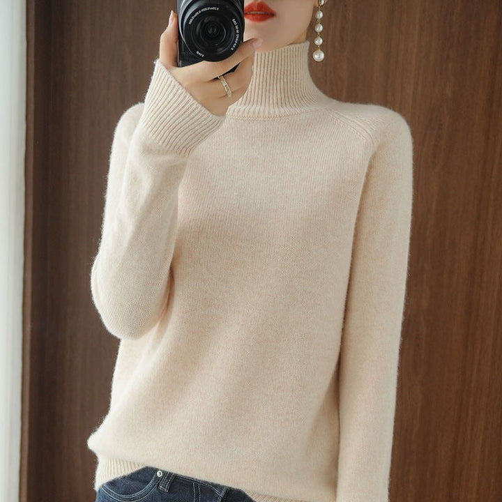 Stylish women's turtleneck pullover, ideal for office wear or a chic casual look. Long sleeve comfort.