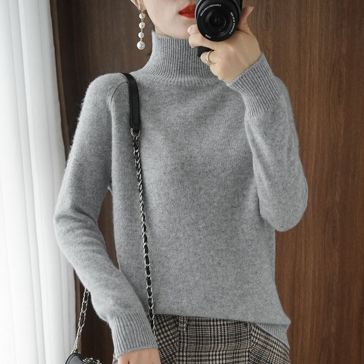 Effortless women's long sleeve turtleneck sweater, an essential for classic style, adaptable for any occasion.