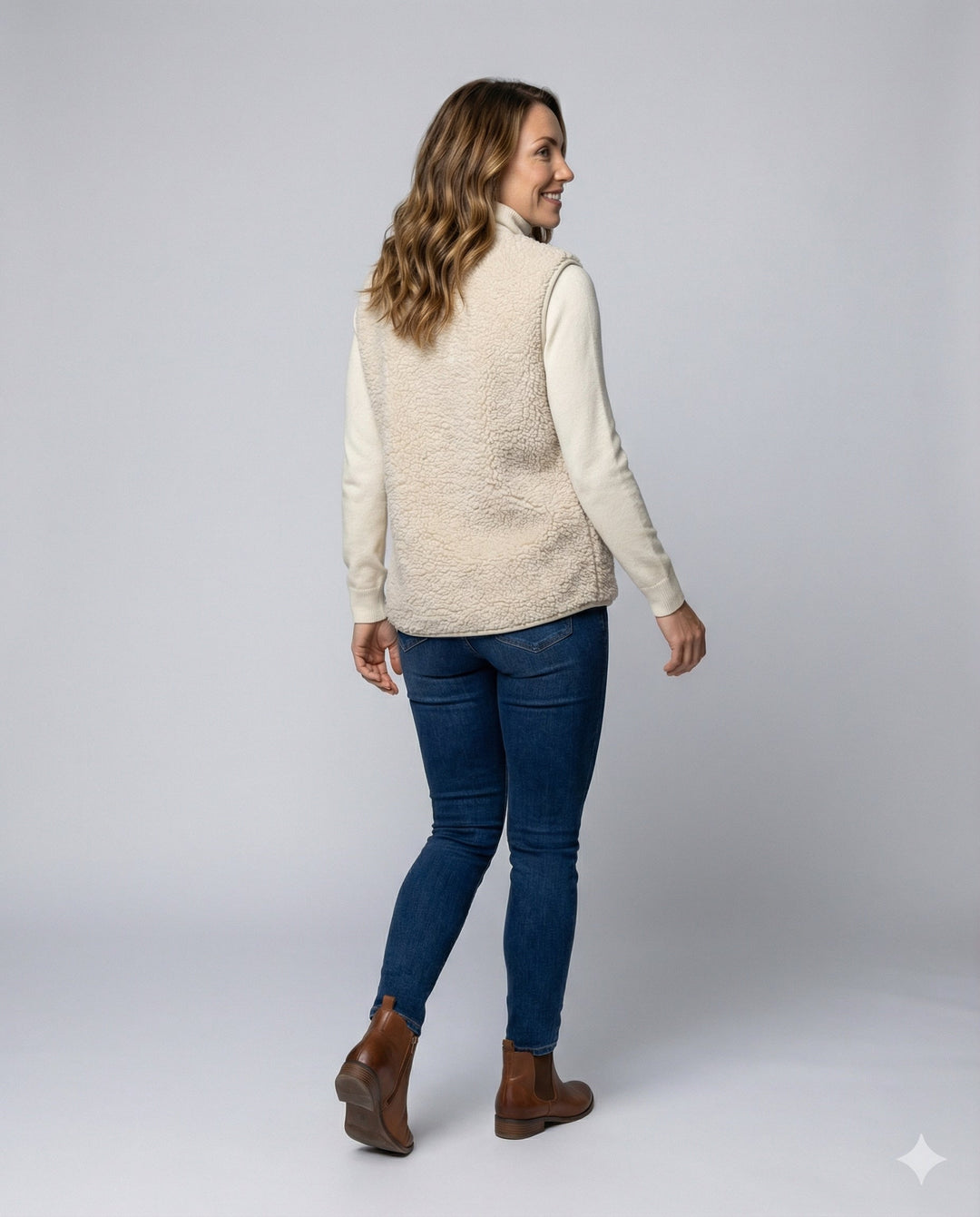 Comfortable women's elegant layering piece, perfect for all-day wear. A timeless and versatile wardrobe essential.