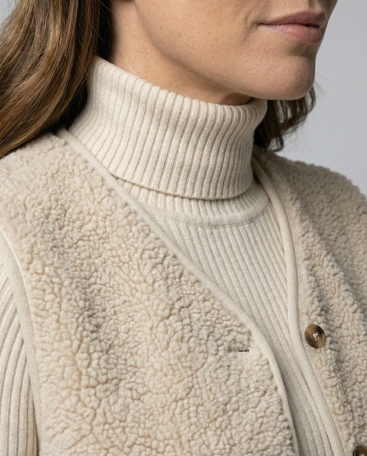 Women's elegant essential top, a timeless piece for any wardrobe. Offers all-day comfort and versatile chic style.