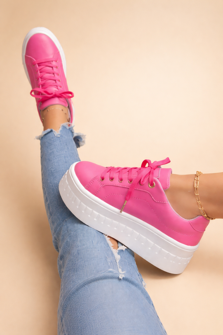 Chic women's urban platform sneakers, offering elevated comfort. Stylish everyday footwear for a trendy, casual look.
