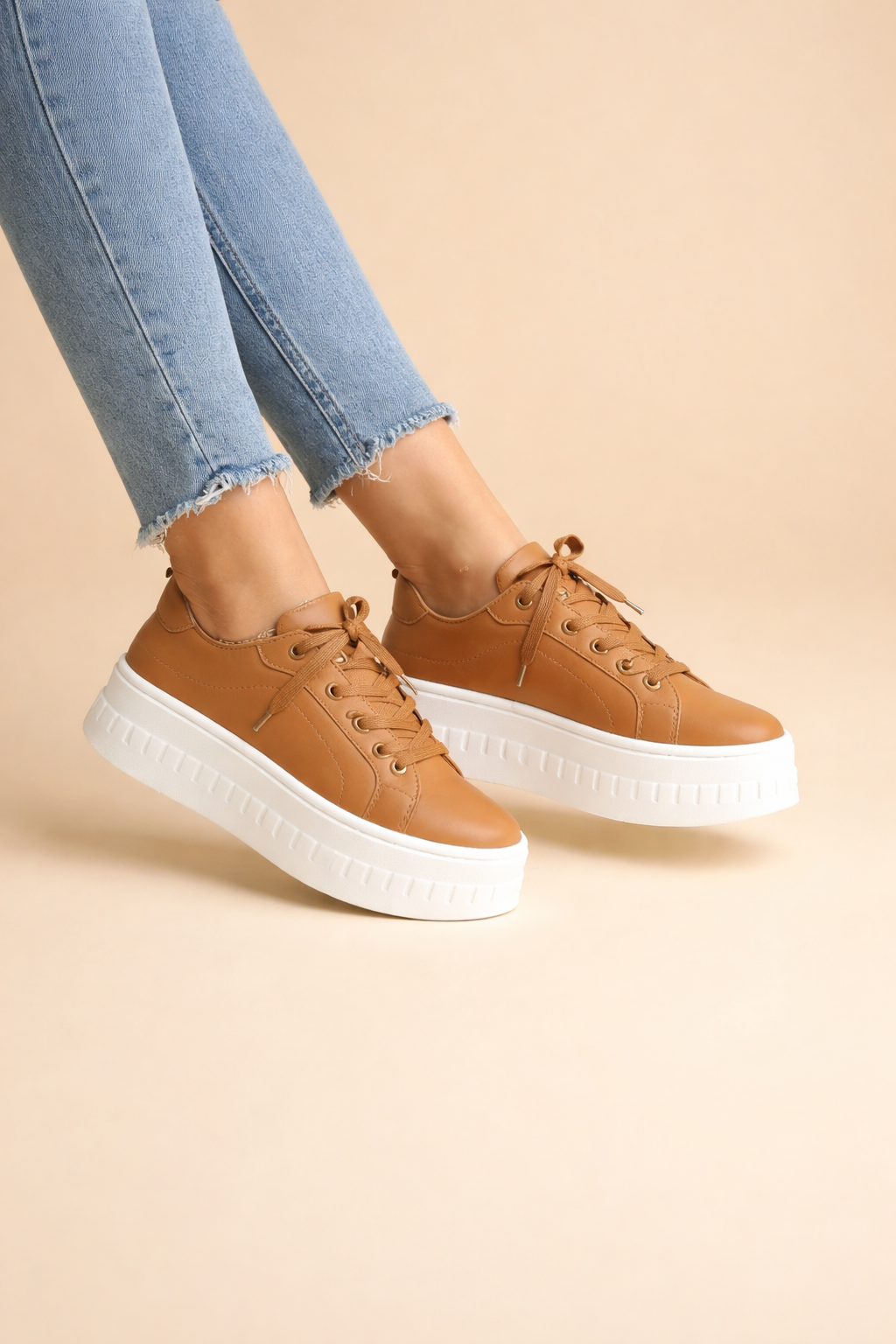 Stylish women's platform sneakers, perfect for urban fashion. Comfortable, versatile, and height-increasing casual footwear.