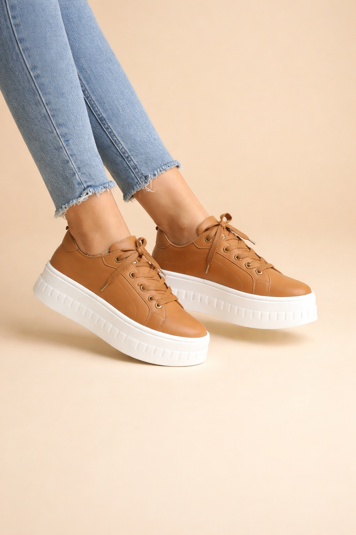 Stylish women's platform sneakers, perfect for urban fashion. Comfortable, versatile, and height-increasing casual footwear.