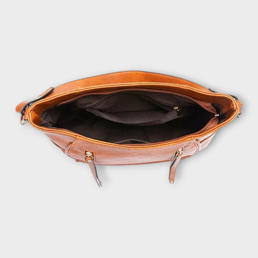 Fashionable women's everyday shoulder bag in a neutral color, ideal for summer outfits.