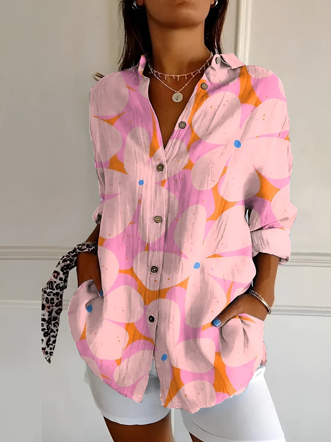 Versatile women's floral button-front blouse in a loose fit, perfect for fashionable everyday summer wear.