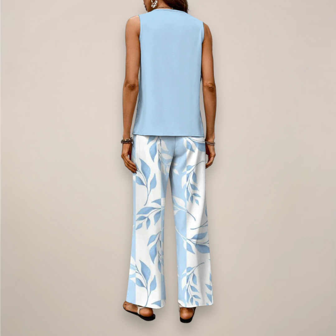 Stylish women's printed matching set: a short-sleeve top and flowy wide-leg trousers, ideal for vacation.