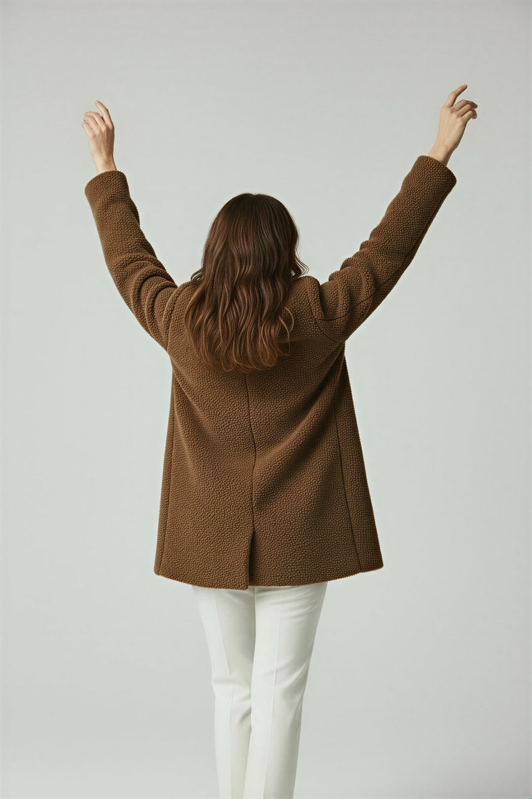Versatile women's oversized winter coat, offering warmth & style for any casual winter outfit. Cozy everyday fashion.