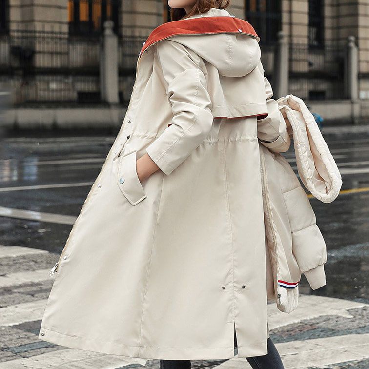 Women's all-season waterproof hooded jacket for effective and reliable weather protection.