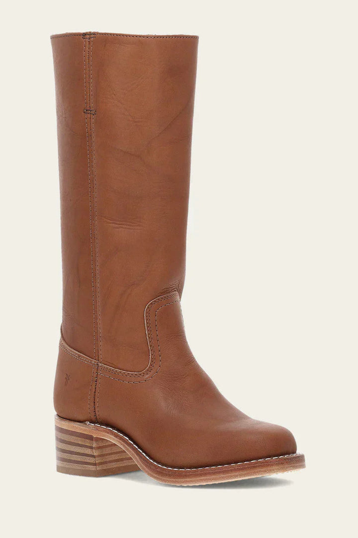 View of the side profile of women's western leather boots, highlighting its elegant pointed toe and heel