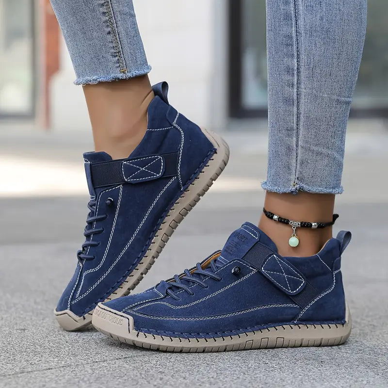 Trendy women's platform shoes, white lace-up sneakers for a casual and fashionable look.