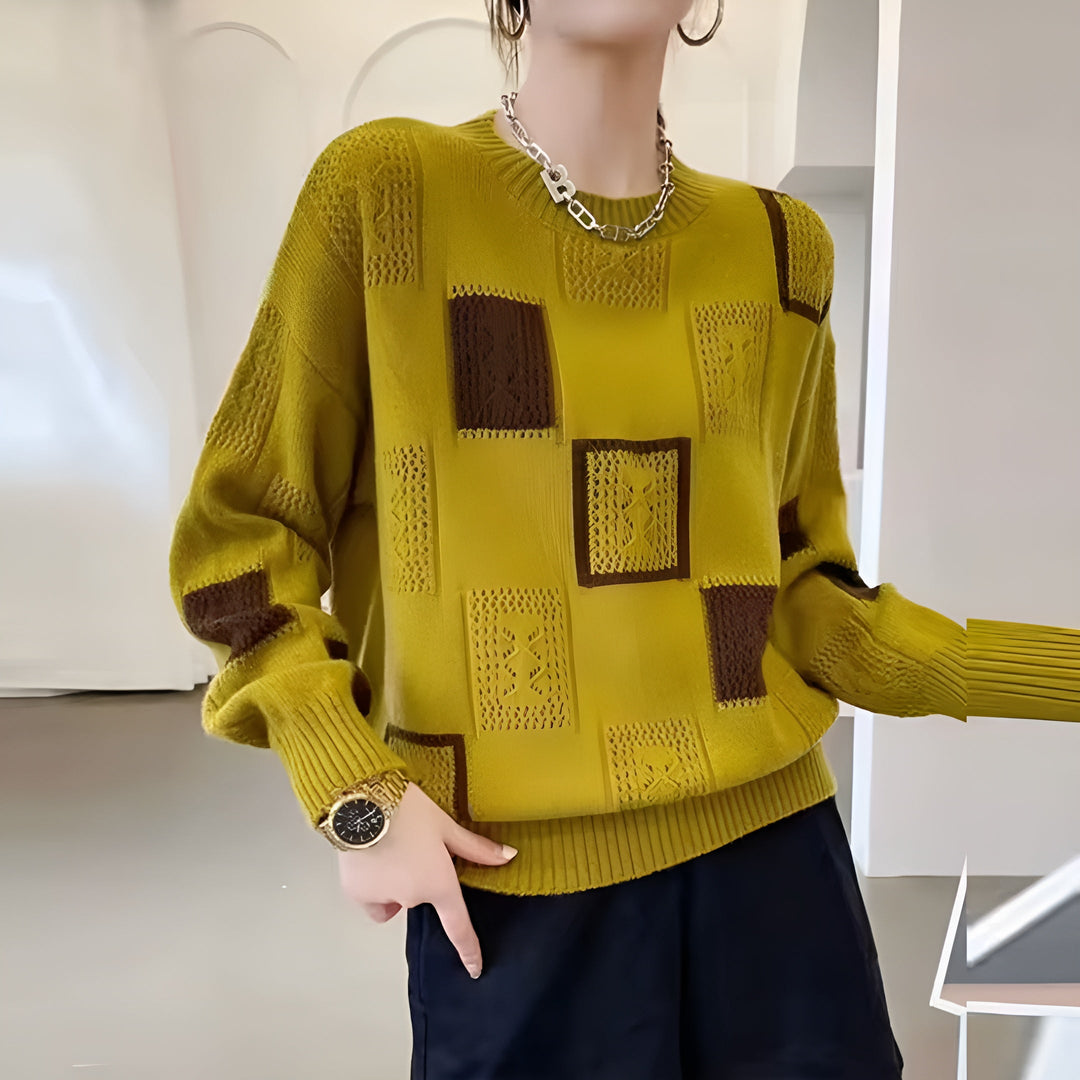Comfortable women's spring top, relaxed fit and stylish for versatile casual wear