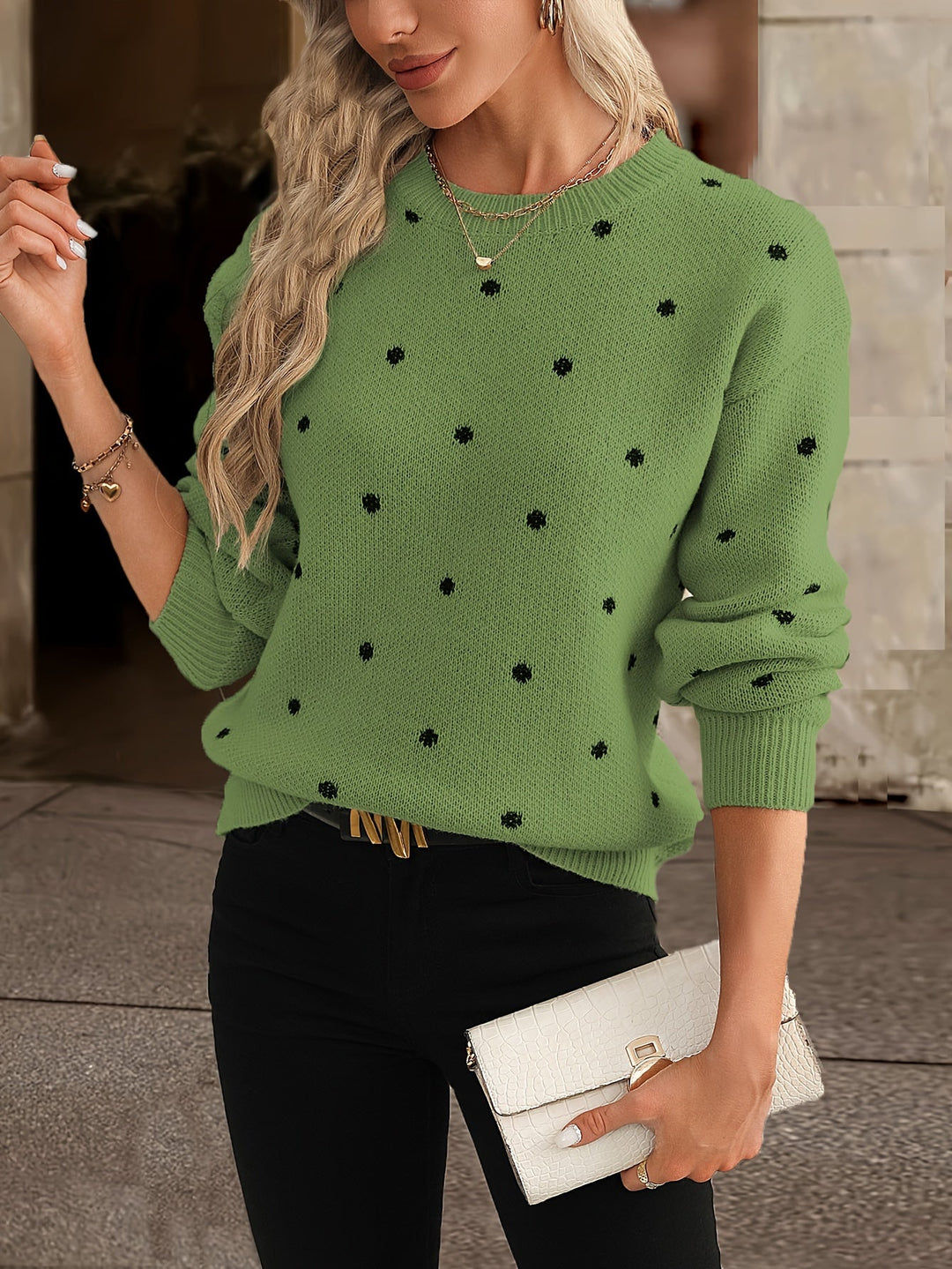 Casual women's polka dot sweater. Trendy round-neck top, ideal for autumn/winter daily style.
